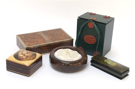 Lotto di quattro cofanetti e un porta borotalco di fatture e materiali...