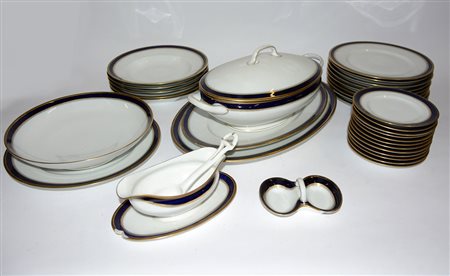 Manifattura tedesca anni '60 del sec. XX. Servizio da tavola in porcellana...