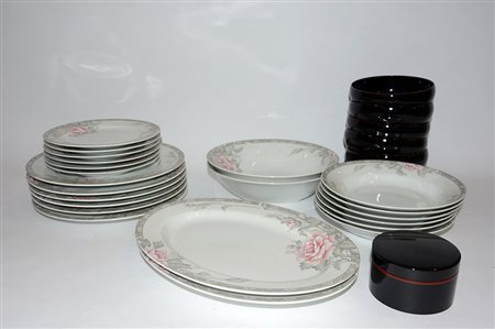 Manifattura giapponese, parte di servizio da tavola composto da tredici...