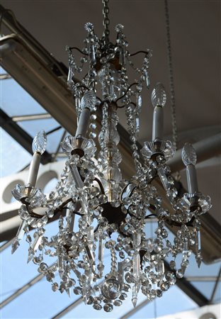 Lampadario a sei luci con struttura in metallo, bobeches, montante e pendagli...