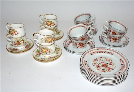 Manifatture inglesi, lotto di due parti di servizi da tè, per sei persone, in...