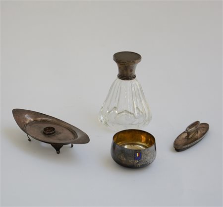 Lotto composto da una bottiglia portaprofumo, una base per calamaio, un...