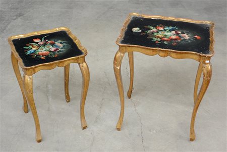 Lotto di due tavolini a nido con gambe mosse in legno dorato e piano a...