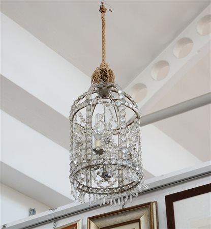 Lampadario a tre luci con struttura cilindrica in ferro con decorazioni e...