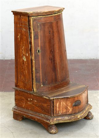 Inginocchiatoio da centro in forma mossa ad un'anta ed un cassetto in legno...