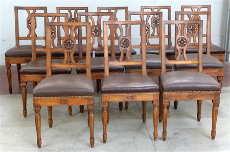 Gruppo di dodici sedie in noce con schienale a cartella squadrata (lievi...