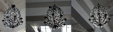 Gruppo di tre lampadari a boccia a sei fiamme decorati con pendagli in...