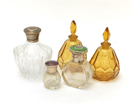 Lotto di cinque bottigliette porta profumi con tappi in argento e metallo...