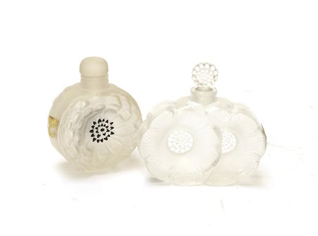 Manifattura di Lalique, lotto di due bottigliette porta profumi in vetro...