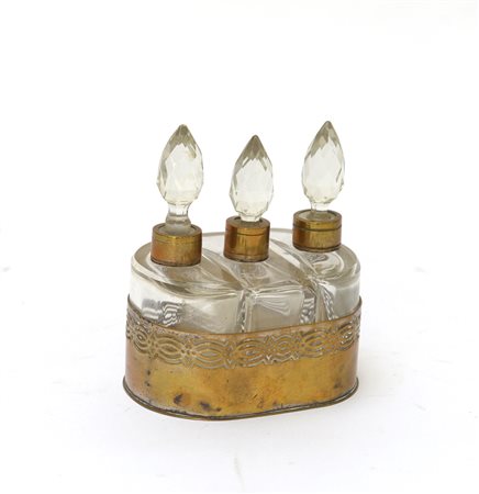 Set di tre bottigliette per profumo raccolte entro struttura in metallo con...