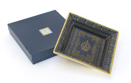 Manifattura francese, svuota tasche quadrato in porcellana con decoro...