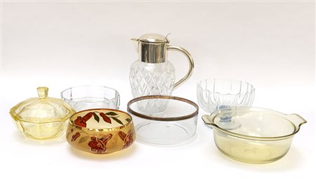 Lotto di vetri composto da un versatoio, una biscottiera con coperchio,...