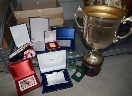 Lotto composto da una coppa e diverse targhe "premio" di materiali e forme...