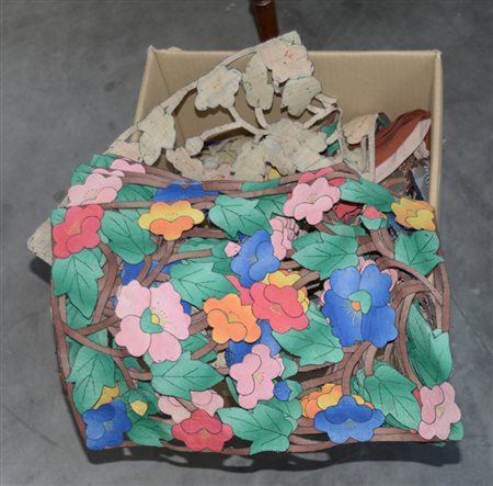 Cartone contenente numerose tovagliette da colazione di manifatture diverse,...