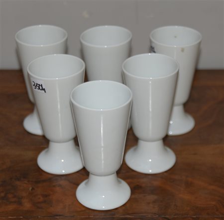 Manifattura francese. Gruppo di sei calici in porcellana bianca