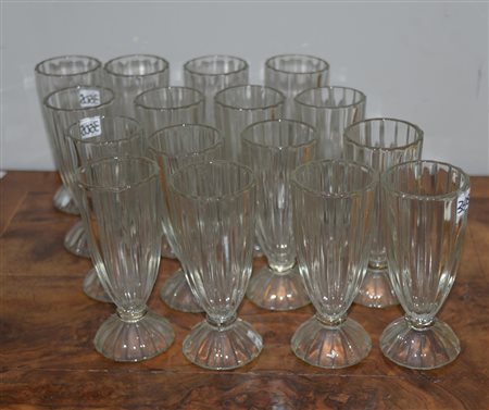 Gruppo di sedici flutes in vetro decorato a scanalature