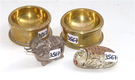 Lotto composto da due posaceneri in ottone, una scatola a forma di elefante...