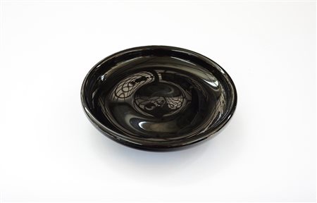 Alzata in vetro nero di forma tonda (d. cm 32) A black glass circular tazza...