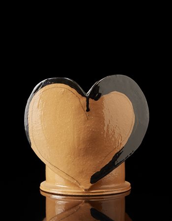 Firma indecifrata Vaso portafiori in terracotta a smalti decorato con cuori...