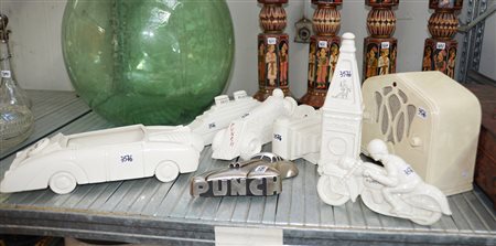 Lotto di sette oggetti pubblicitari per il punch in ceramica bianca uniti ad...