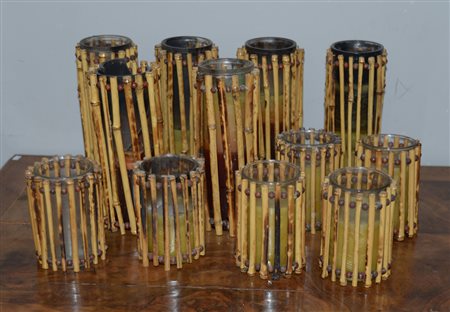 Lotto composto da dodici porta candele in vetro e bambù (difetti)