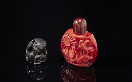 Lotto composto da una sculturina in bronzo di fattura orientale e un porta...