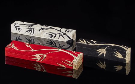 Manifattura orientale. Gruppo di tre scatole in marmo decorate in rilievo a...