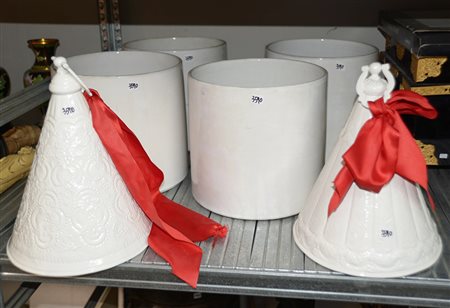 Lotto composto da quattro porta vasi di forma cilindrica e due campane in...