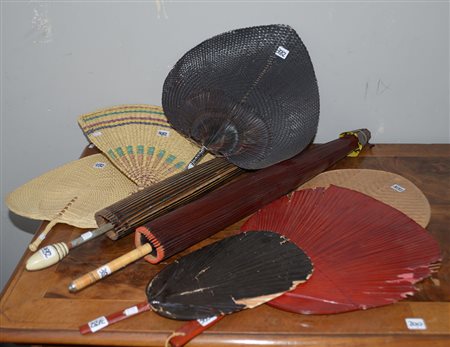 Lotto composto da otto fra ventagli e ombrelli di manifattura orientale...