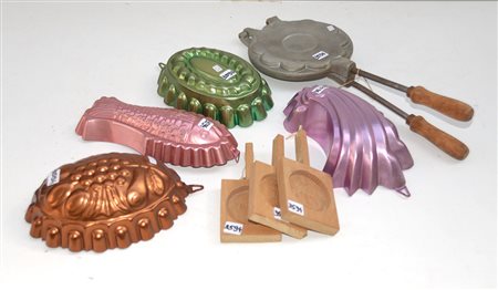 Lotto composto da otto stampi da cucina di epoche e materiali diversi