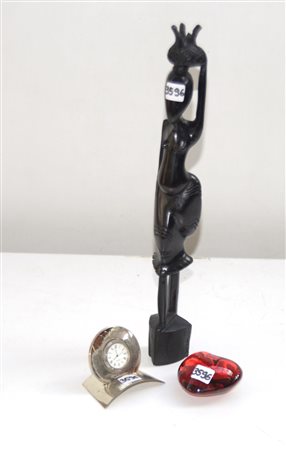 Lotto composto da una scultura africana in ebano e un orologio da tavolo in...