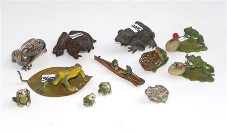 Collezioni di dodici sculturine in metallo e argento raffiguranti rospi