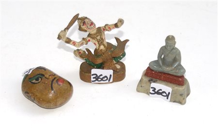 Lotto composto da una scultura raffigurante Buddha in pietra saponaria, una...