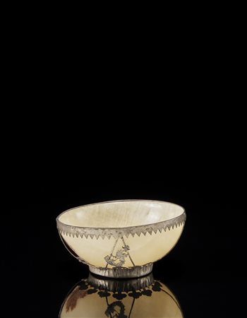 Coppetta in alabastro con montatura in metallo decorata a draghi ed elementi...