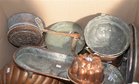 Cartone contenente numerosi oggetti in rame di diverso uso (difetti)