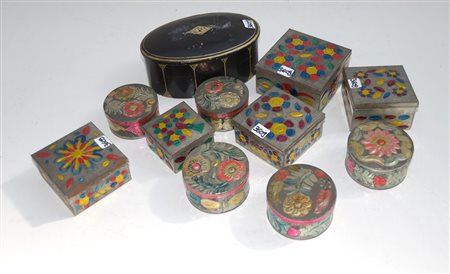 Lotto composto da undici scatole in latta decorate in policromia (difetti)