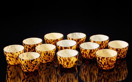 Gruppo di dodici porta candele in vetro a decoro animalier -EN Group of...