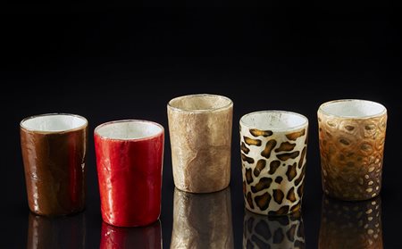 Gruppo di cinque bicchieri in vetro a foglia d'oro a decori diversi -EN Group...