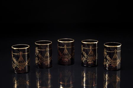 Gruppo di trenta bicchieri in vetro ametista decorati a motivi stilizzati...