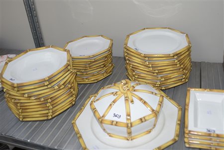 Manifattura di Taitù. Parte di servizio di piatti in ceramica bianca con...