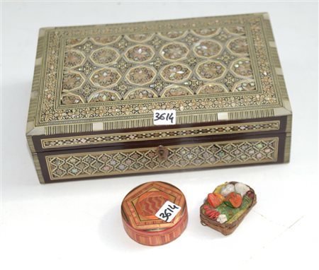 Lotto composto da una scatola moresca, una in paglia e un cesto con verdura...