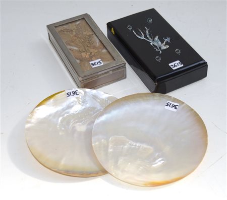 Lotto composto da due scatole di manifatture diverse e due svuotatasche in...