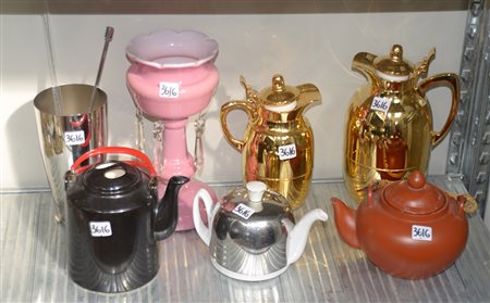 Lotto composto da tre teiere, un candeliere in opaline, due thermos dorati,...