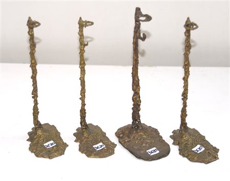 Gruppo di quattro portacandele in bronzo di forma naturalistica (diverse...