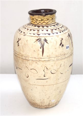 Vaso in terracotta decorato su fondo bianco a motivi stilizzati (h. cm 45)...