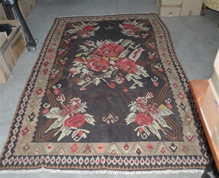 [Tappeti] Tappeto a fondo marrone decorato a rose stilizzate (cm 260x170)