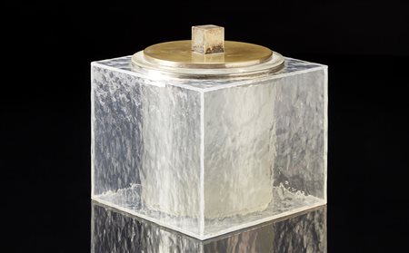 Portaghiaccio in plexiglass di forma cubica con tappo in metallo argentato...
