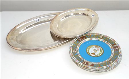 Lotto composto da due vassoi in metallo argentato e dodici repliche del...