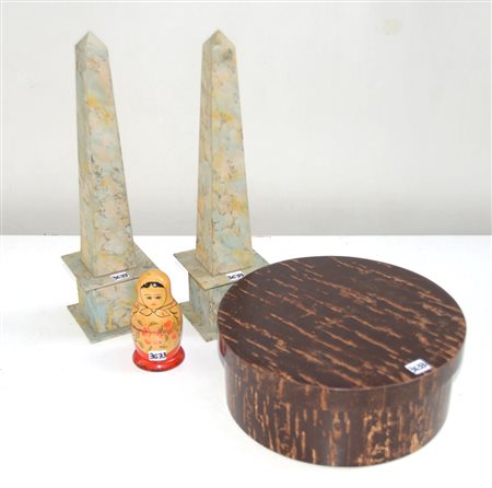 Lotto composto da due scatole ad obelisco in carta, una in legno e una matriosca