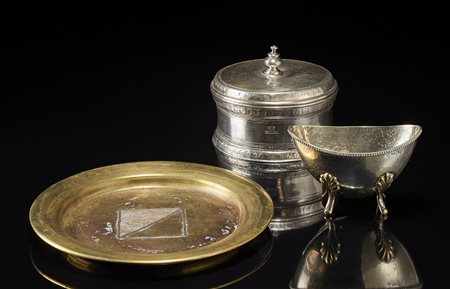 Lotto composto da una scatola in metallo bianco del piroscafo Italia, un...